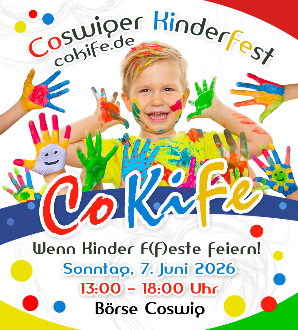 Strahlendes Kindergesicht, die Hände hochgehoben und bunt vom malen